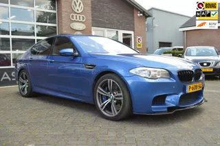 BMW 5-serie M5 Monte Carlo Blue, met o.a. Soft-close Head Up, Schuifdak, Stoelverwarming, Soft Close.