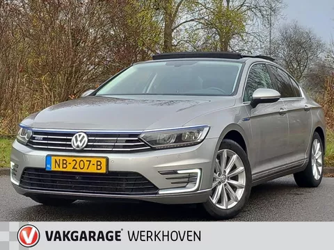 Volkswagen Passat 1.4 TSI GTE Connected Plus | Panorama | Camera | Trekhaak
