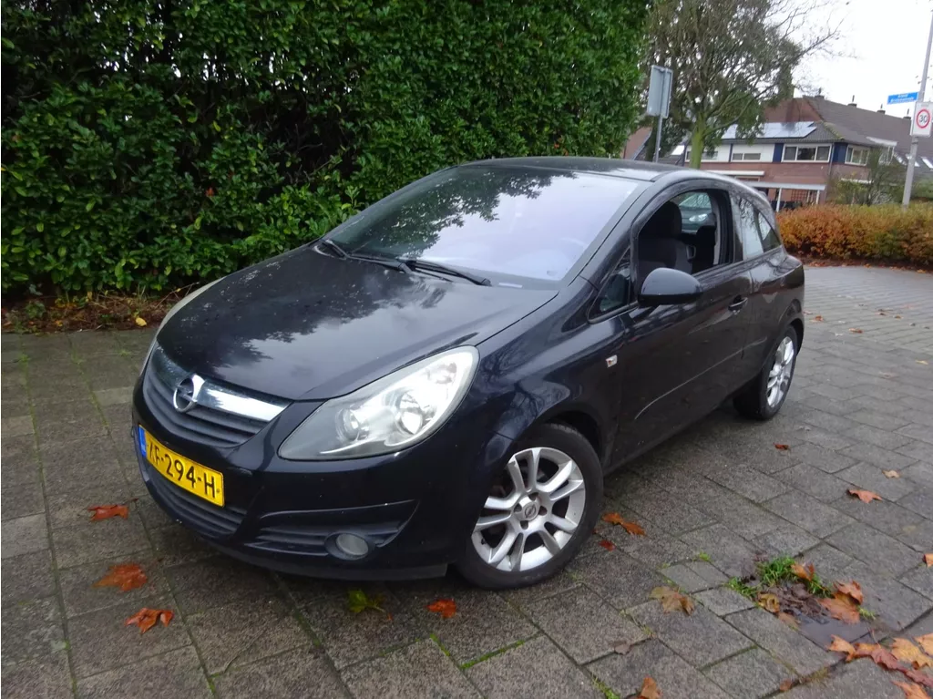 Opel Corsa 1.4-16V Sport met jaar apk