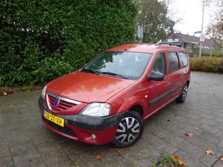 Dacia Logan MCV 1.6-16V Lauréate 7p. MET JAAR APK
