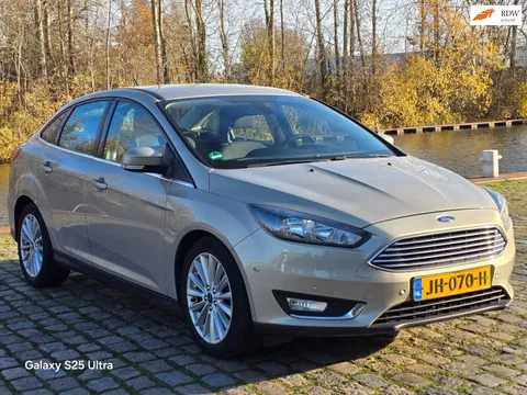 Ford Focus 1.0 Titanium Navigatie airco cruis control parkeer sensor