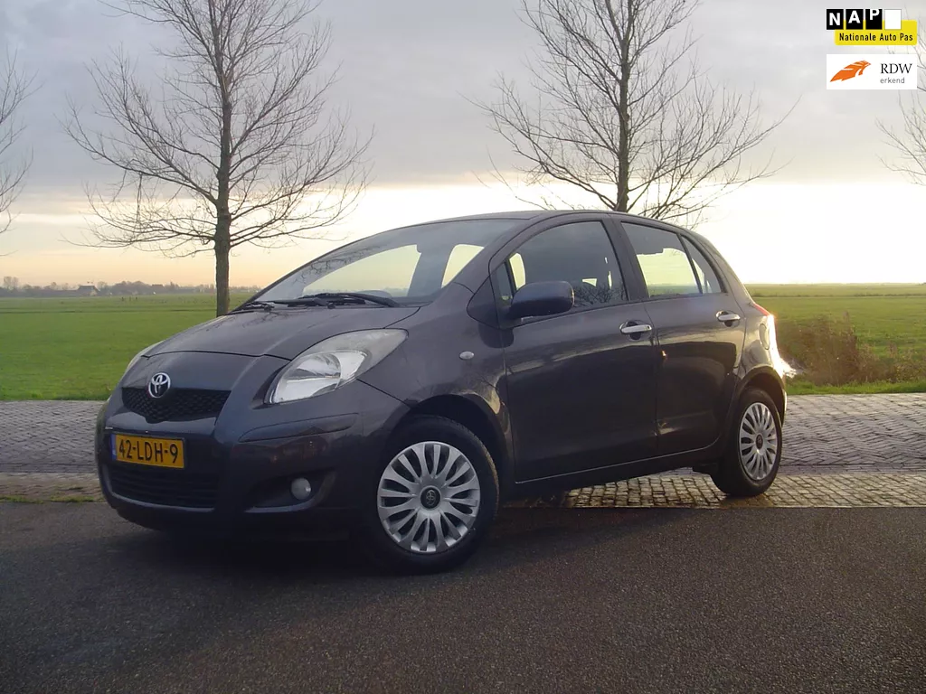 Toyota Yaris 1.3 VVTi Aspiration / Airco / Trekhaak / 6 versnellingen.