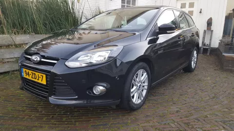 Ford Focus Wagon 1.0 EcoBoost Titanium... Koppakking lek.... Meeneemprijs wel een schitterend mooie auto.
