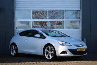 Opel Astra GTC 1.4 Turbo Sport 140pk Clima/Cruise/Bi-Xenon/Navi/Bluetooth/PDC/RadioCD/19"LM/Trekhaak/APK:12-12-2026/GoedOnderhoud