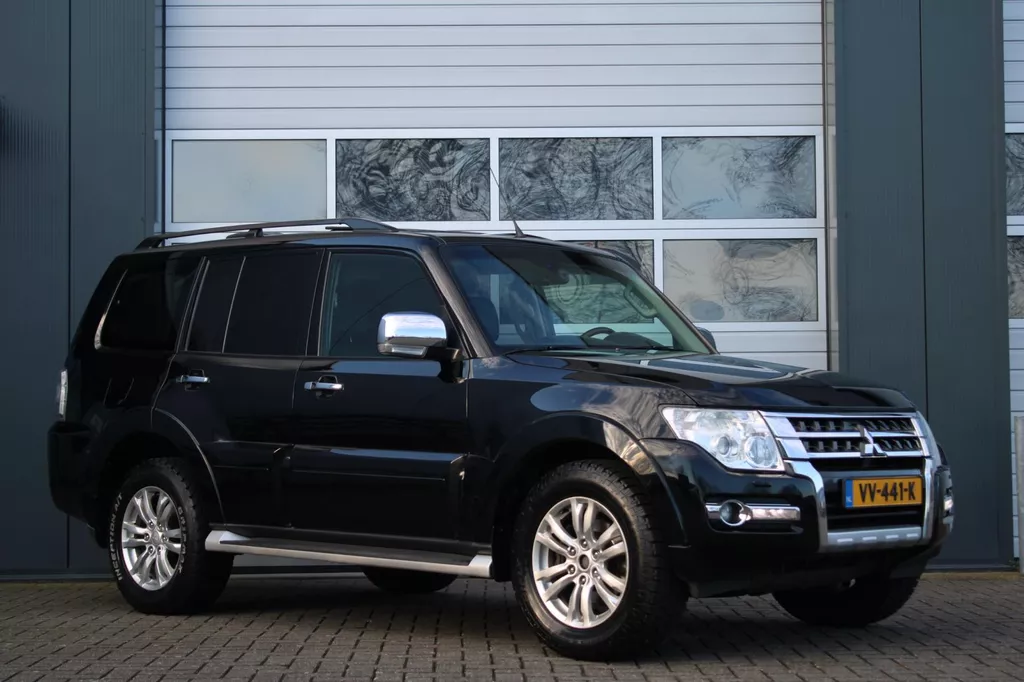 Mitsubishi MITSUBISHI PAJERO 3.2 DI-D 190pk 4WD Grijskenteken Automaat 3500KG Cruise/Camera/Xenon/Navi/Stoelverwarming/Leder/18"LM