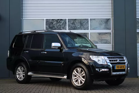 Mitsubishi Pajero MITSUBISHI 3.2 DI-D 190pk 4WD Grijskenteken Automaat 3500KG Cruise/Camera/Xenon/Navi/Stoelverwarming/Leder/18"LM