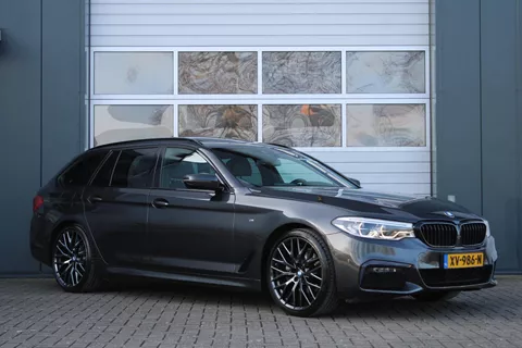BMW 5-serie Touring 520i High Executive M-Sport HeadUp/Camera/Panodak/Stoel&Stuurverwarming/Virtual/PDC/LederMemory/Navi/LED/20"LM
