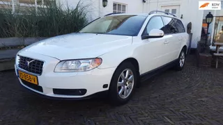 Volvo V70 2.0 Kinetic Automaat, schitterend mooie , frisse auto met maar 236808 km. Recent grote beurt gehad.