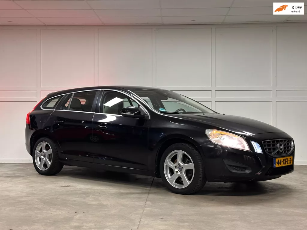 Volvo V60 1.6 T3 Momentum / Navi / Leer / Cruise / 2012