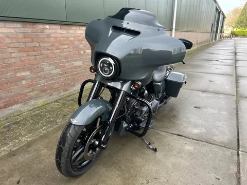 Harley-Davidson Street Glide Tour 107 FLHXS Special uniek