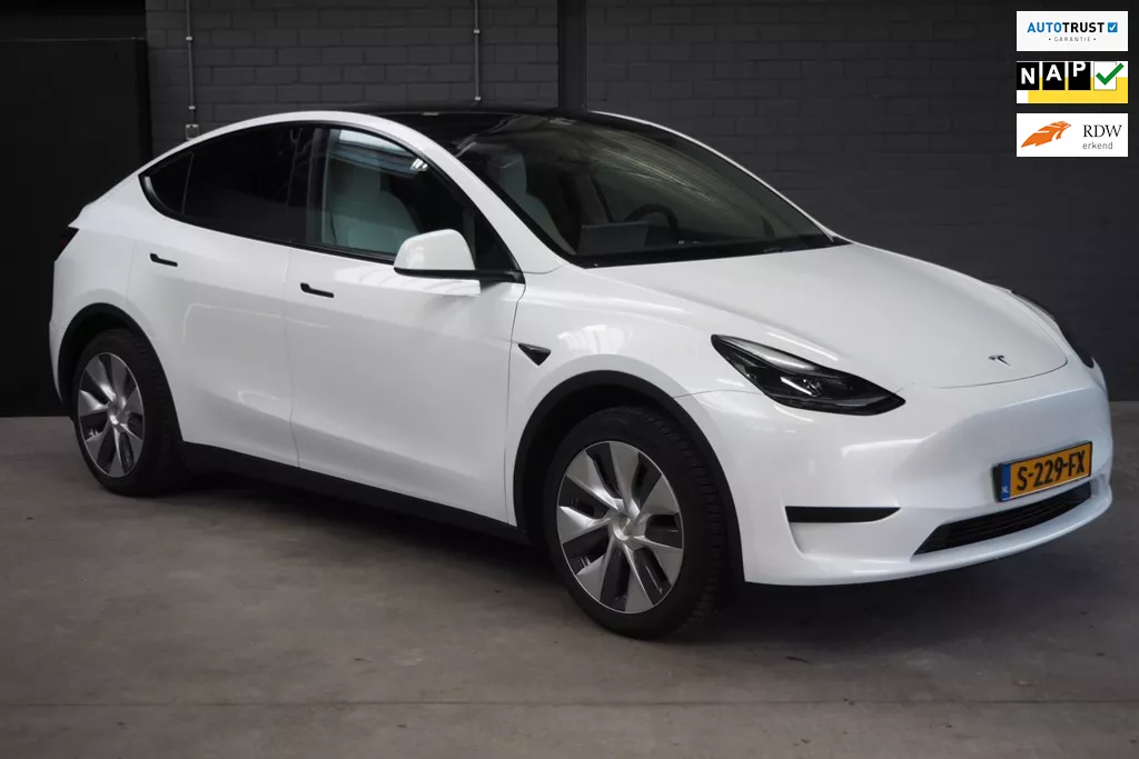 Tesla Model Y RWD 58 kWh Black & White interior