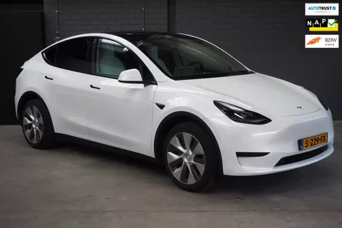 Tesla Model Y RWD 58 kWh Black & White interior