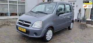Opel Agila 1.2-16V Essentia van 2e eigenaar , APK tot 21-12-26 en 2445 km geleden grote beurt gehad .
