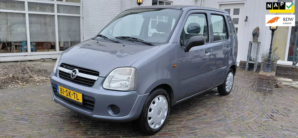Opel Agila 1.2-16V Essentia van 2e eigenaar , APK tot 21-12-26 en 2445 km geleden grote beurt gehad .