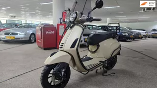 Vespa Bromscooter Primavera 50. Nieuwstaat! 1000km dikke uitvoering! Kleur Dessert storm!
