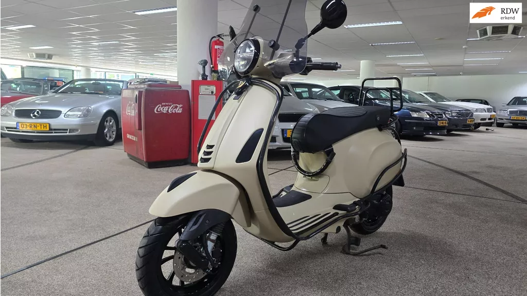 Vespa Bromscooter Primavera 50. Nieuwstaat! 1000km dikke uitvoering! Kleur Dessert storm!