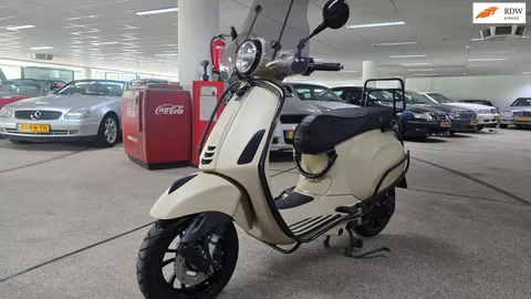 Vespa Bromscooter Primavera 50. Nieuwstaat! 1000km dikke uitvoering! Kleur Dessert storm!