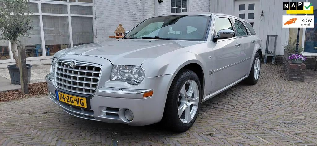 Chrysler 300C Touring 3.0 V6 CRD Automaat,NL Auto, keurige en zeer fijne auto met een nieuwe APK bij levering.