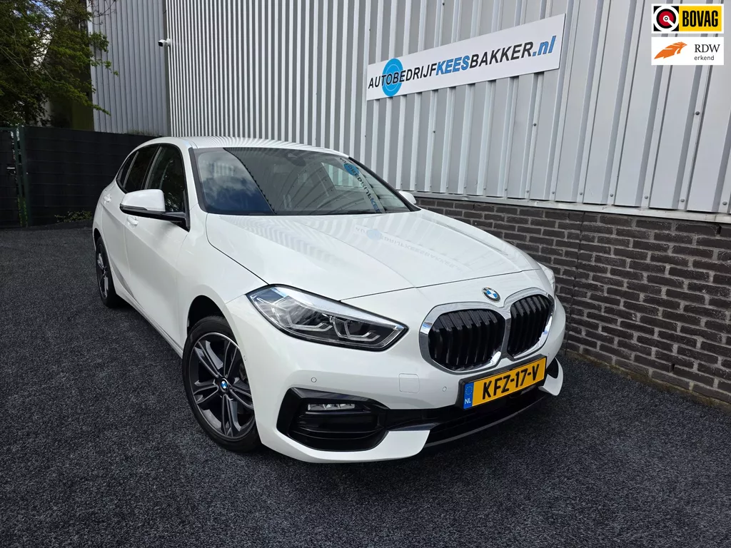 BMW 1-serie 118i High Executive / Camera / stuur en stoel verw. / Carplay