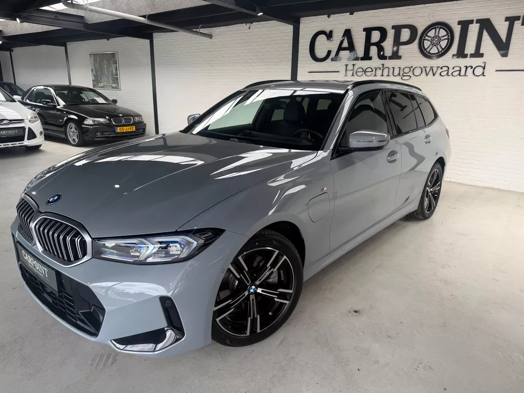BMW 3-serie Touring 330e M-Sportpakket Plug in Hybride Camera Leer Head Up Brooklyn Grijs DAB