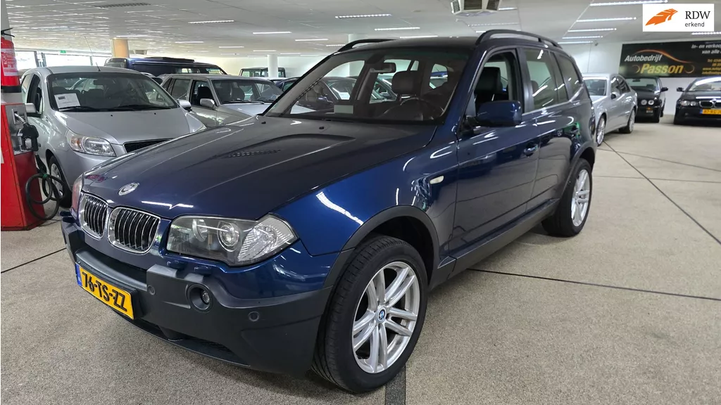 BMW X3 3.0i Executive mooi scherm. Nette auto!
