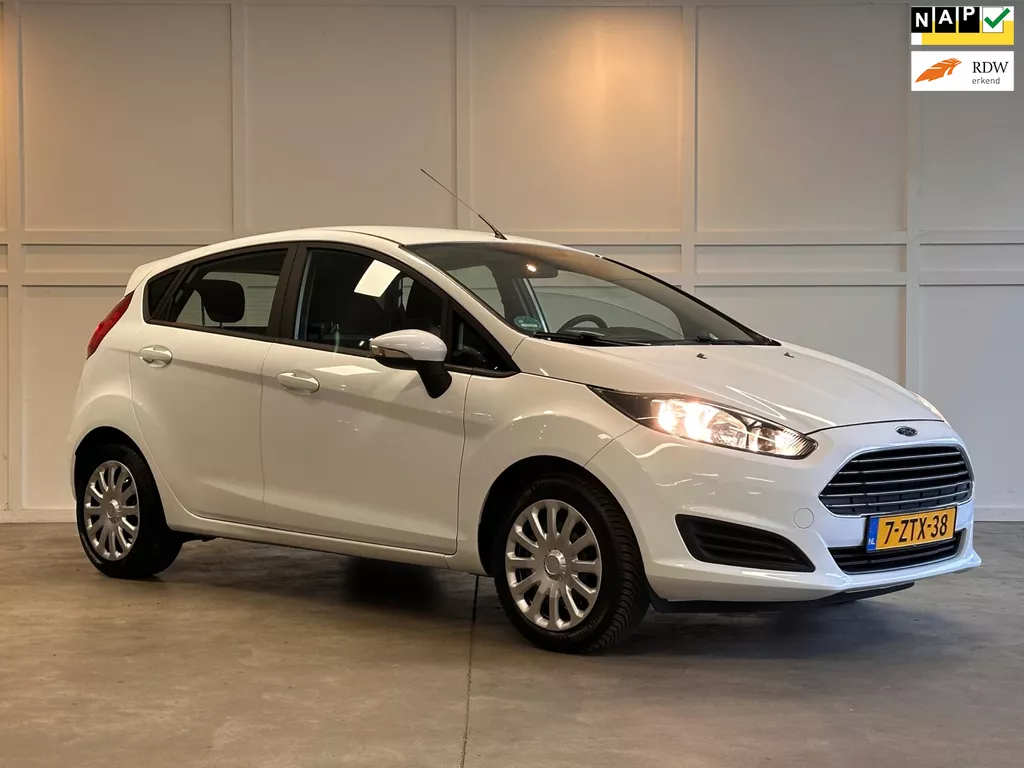 Ford Fiesta / 2015 / Navigatie / Airco / Camera / Parkeersensoren
