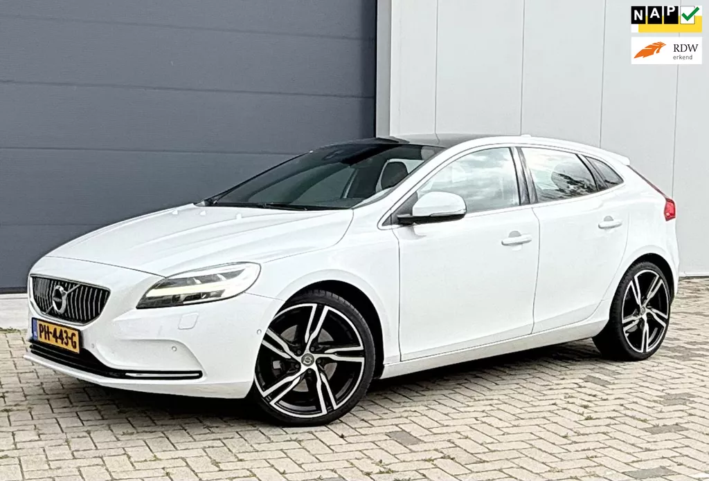 Volvo V40 2.0 D2 Nordic+ Panorama Navi Camera Nieuwe banden en velgen