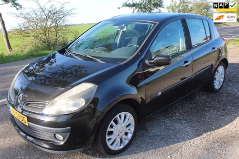 Renault Clio 1.6-16V Dynamique Luxe // 5-drs //