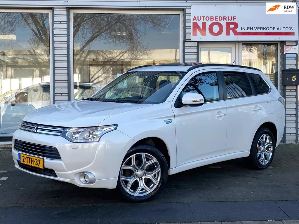 Mitsubishi Outlander 2.0 PHEV Instyle ( BENZINE MOTOR MAAKT RATELEND GELUID )