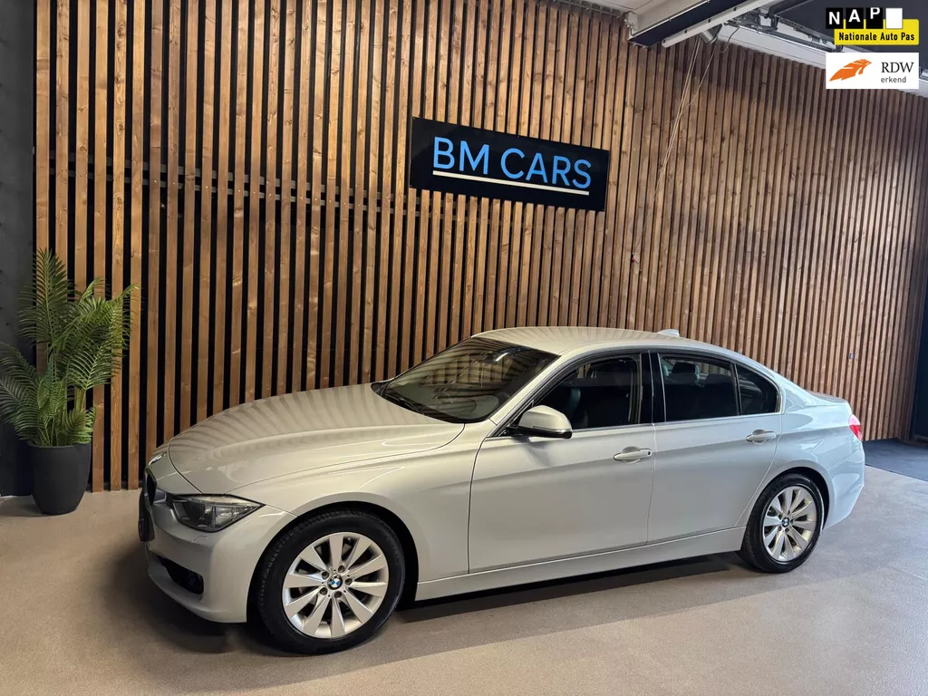 BMW 3-serie 320i Leder,Xenon, Camera, Navigatie