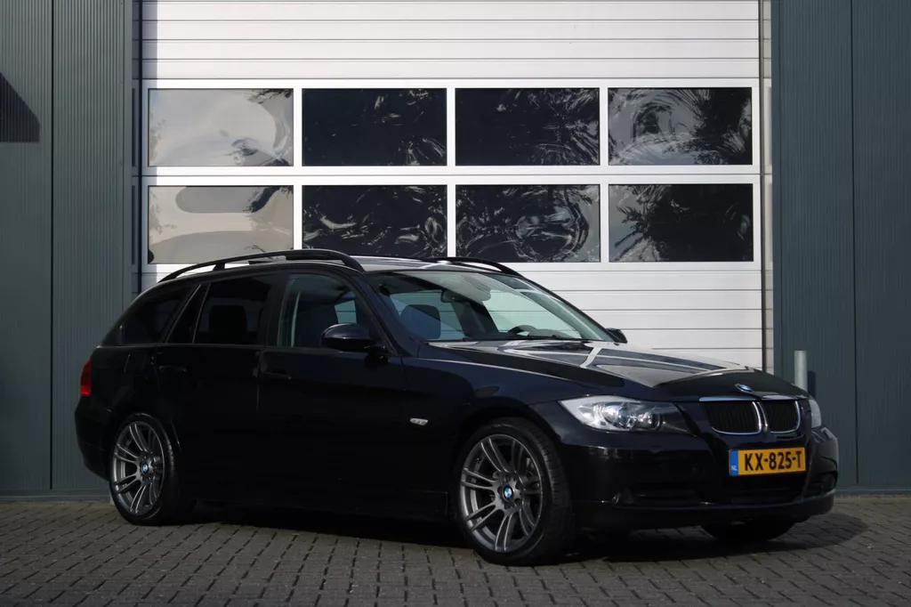BMW 3-serie Touring 318i Executive Clima/Cruise/Panodak/Bi-Xenon/Stoelverwarming/Navi/Bluetooth/Leder/PDC/RadioCD.AUX/18"LM/Isofix