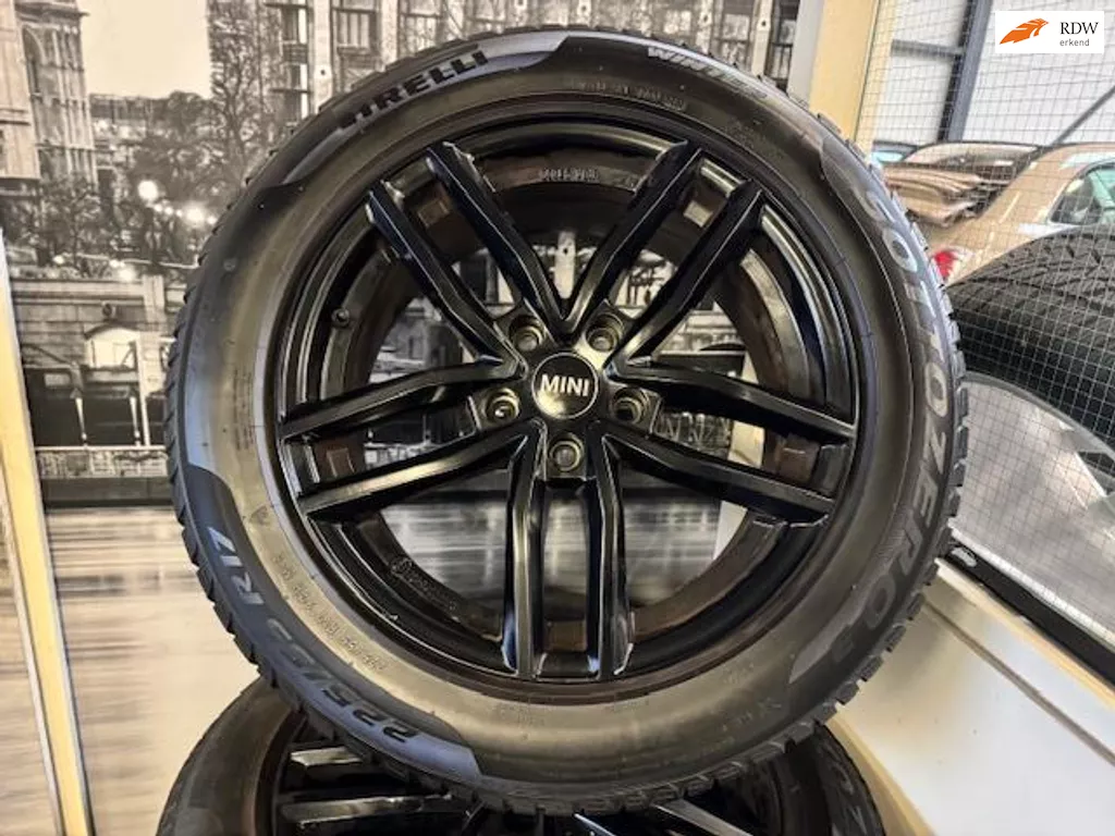 Mini Mini Countryman : winterset lichtmet. 17 inch Pirelli