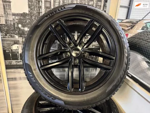 Mini Mini Countryman : winterset lichtmet. 17 inch Pirelli