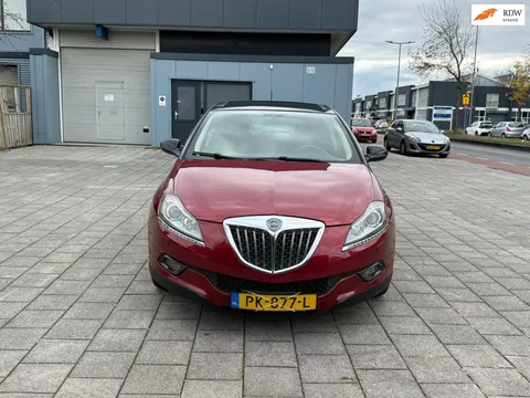 Lancia Delta 1.9-16V Twin-Turbo nieuweapk,2eigenaar, airco, navigatie, aluminium velgen, parkeersensoren achter