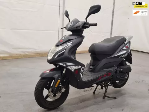 AGM Snorscooter R8,1de eigenaar