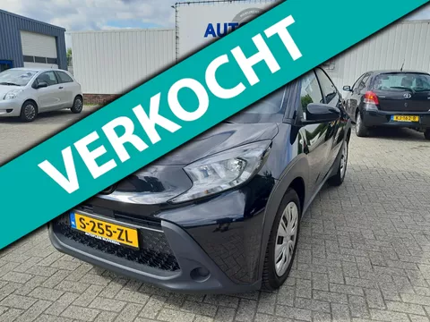 Toyota Aygo X 1.0 VVT-i MT Play keurig nette in Nederland nieuw geleverde Aygo X met zeer lage km stand!